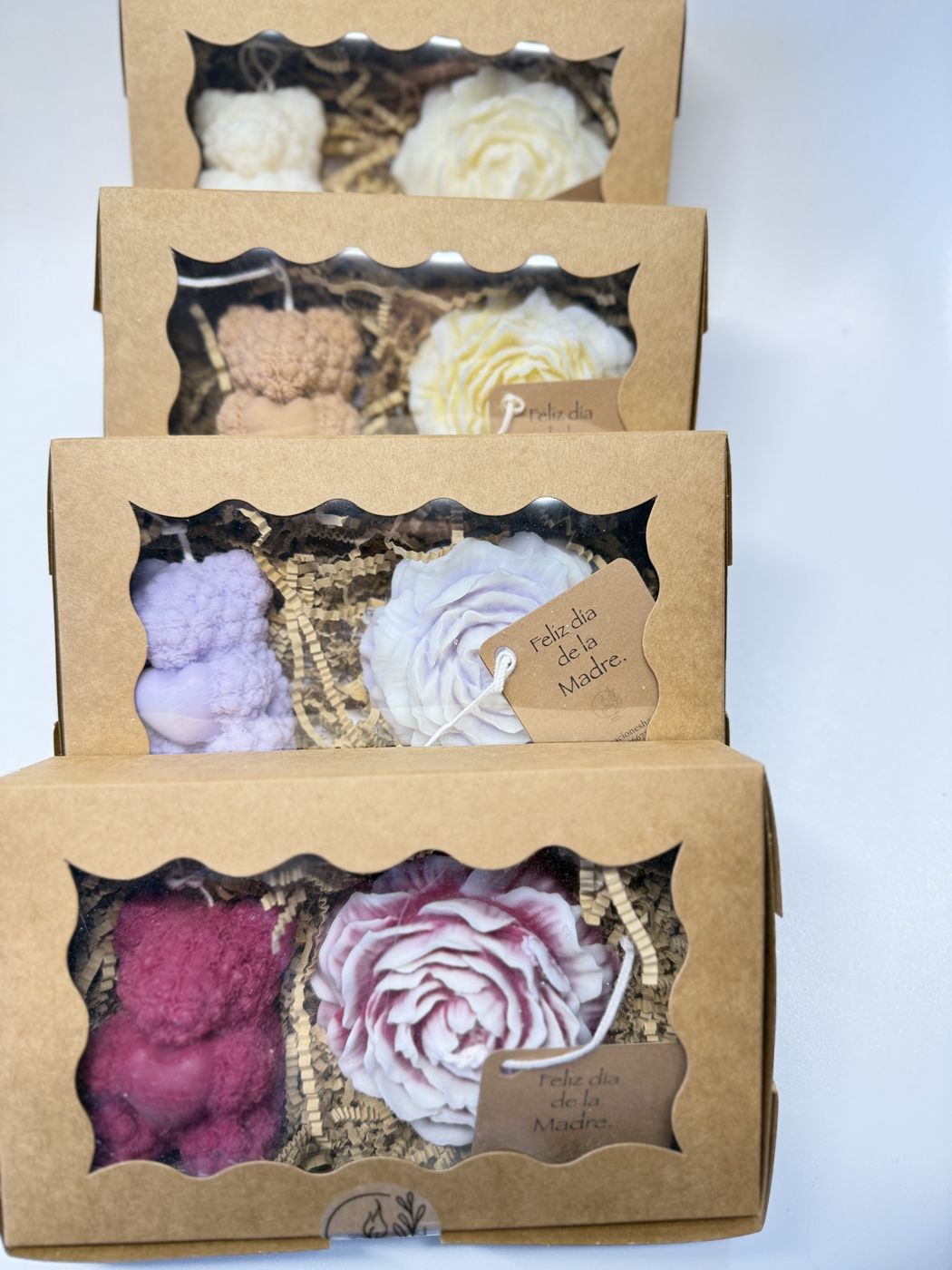 Cajas kraft con osito de rosas y peonía de cera para el Día de la Madre